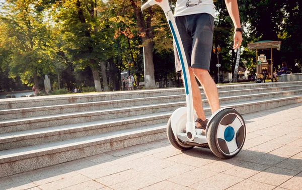 Jovem Caucasiano Homem Montando Segway Parque Cidade — Fotografia de Stock