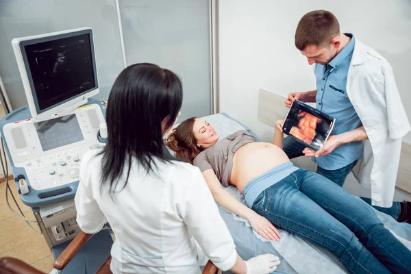 Doctora Joven Embarazada Paciente Con Marido Equipo Ultrasonido Diagnósticos Sonografía — Foto de Stock