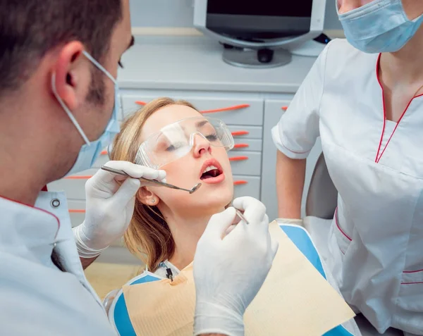 Jonge Kaukasische Vrouw Met Artsen Bij Tandheelkundige Kantoor Medische Apparatuur — Stockfoto