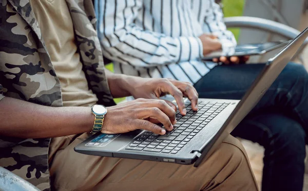 Afrikaanse Studenten Studie Buitenshuis — Stockfoto