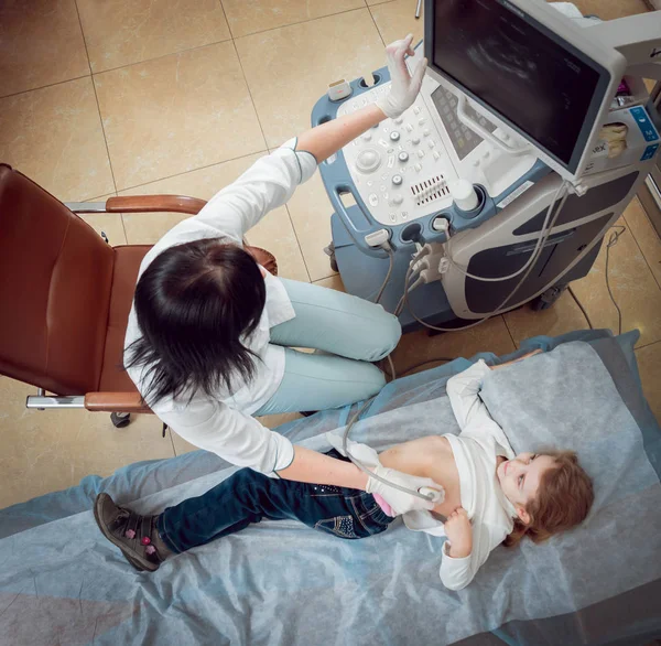Medico Donna Paziente Bambina Bionda Apparecchiature Ultrasuoni Diagnostica Sonografia — Foto Stock