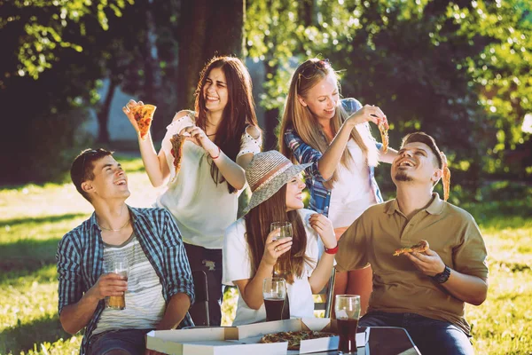 Parkta piknik neşeli arkadaşlar. Gülümseyen ve söz.