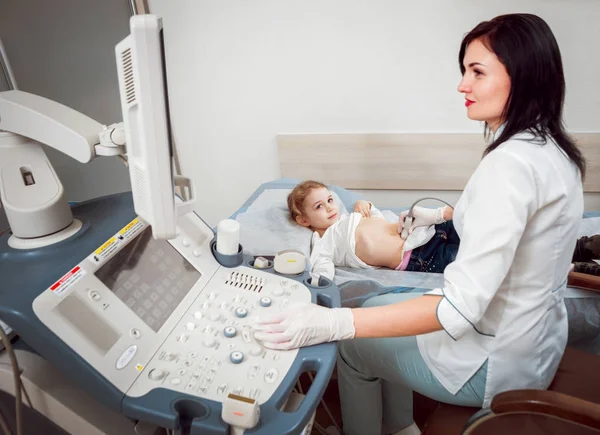Lékařka Malou Blondýnku Pacienta Ultrazvukové Zařízení Diagnostiku Sonografie — Stock fotografie