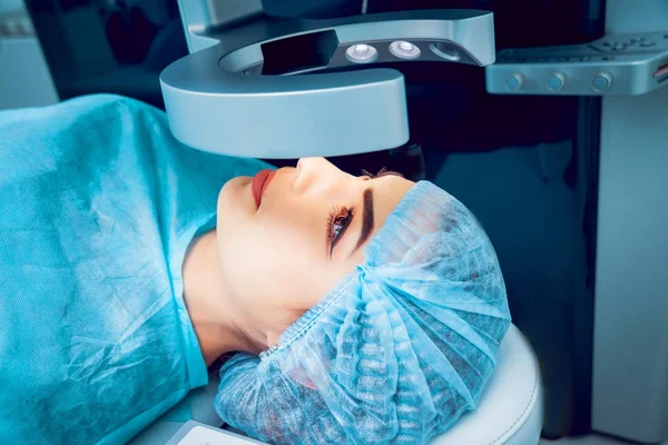 Mujer Joven Revisando Visión Con Oftalmólogo Equipos Médicos — Foto de Stock