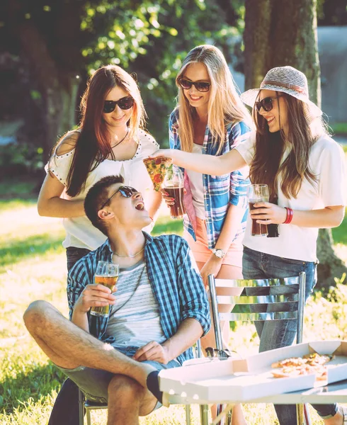 Veselý Přátel Piknik Parku Jíst Pizzu — Stock fotografie