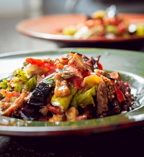 Salat Mit Gegrilltem Gemüse Auf Teller — Stockfoto