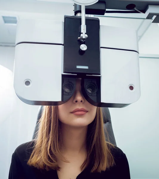 Young Woman Checking Her Vision Ophthalmologist Medical Equipment — Stock Photo, Image