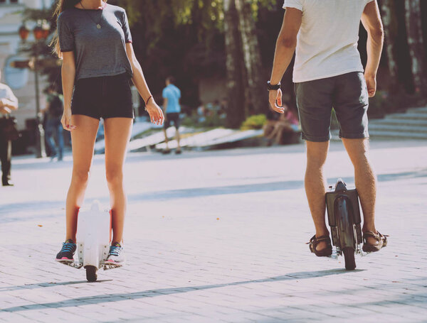 Молодая кавказская пара едет по сегментам через город
