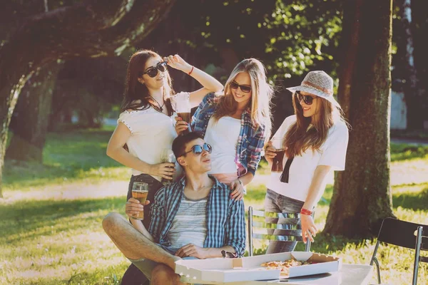 Fröhliche Freunde Trinken Bier Bei Picknick Park — Stockfoto