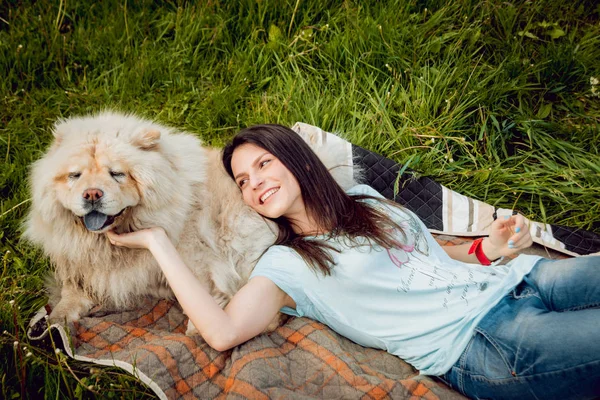 Ung Brunett Kvinna Med Hennes Hund Chow Chow Promenader Parken — Stockfoto