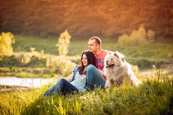 Pareja Joven Con Perro Chow Chow Paseando Por Parque Divirtiéndose — Foto de Stock