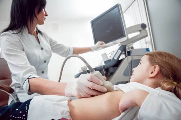 Ärztin Und Kleine Blonde Patientin Ultraschallgeräte Diagnostik Sonographie — Stockfoto