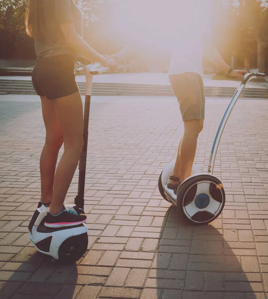 Jovem Casal Caucasiano Montando Segways Parque — Fotografia de Stock