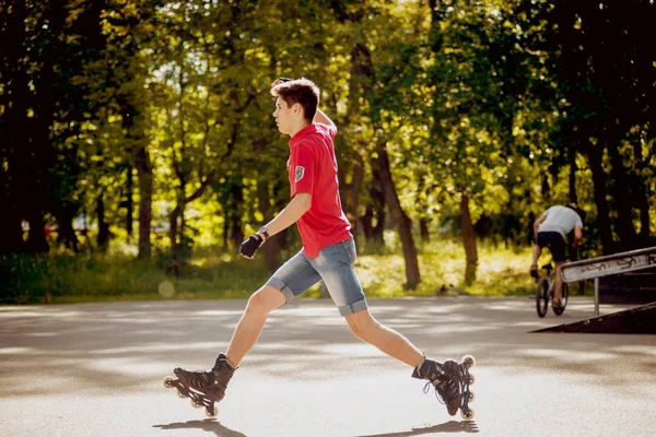 年轻的滚筒在 Skatepark 的把戏 — 图库照片