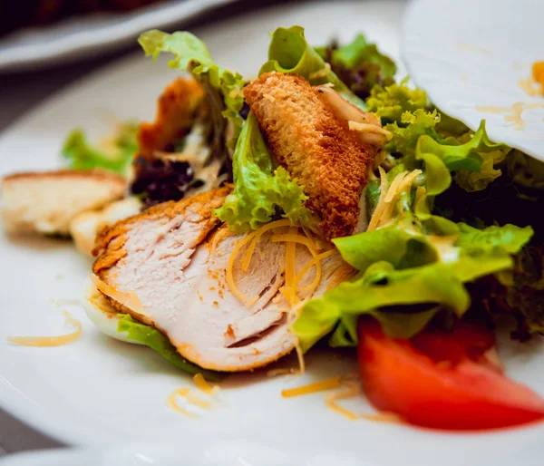 Gebratenes Fleisch Mit Salat Auf Weißem Teller — Stockfoto