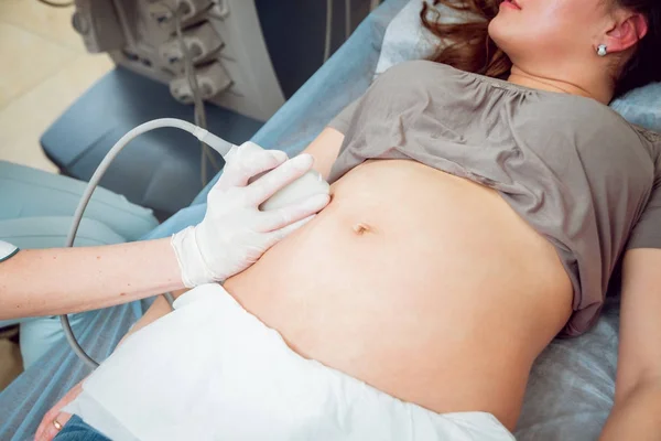 Női Orvos Beteg Fiatal Terhes Ultrahang Berendezés Diagnosztika Képalkotásban — Stock Fotó