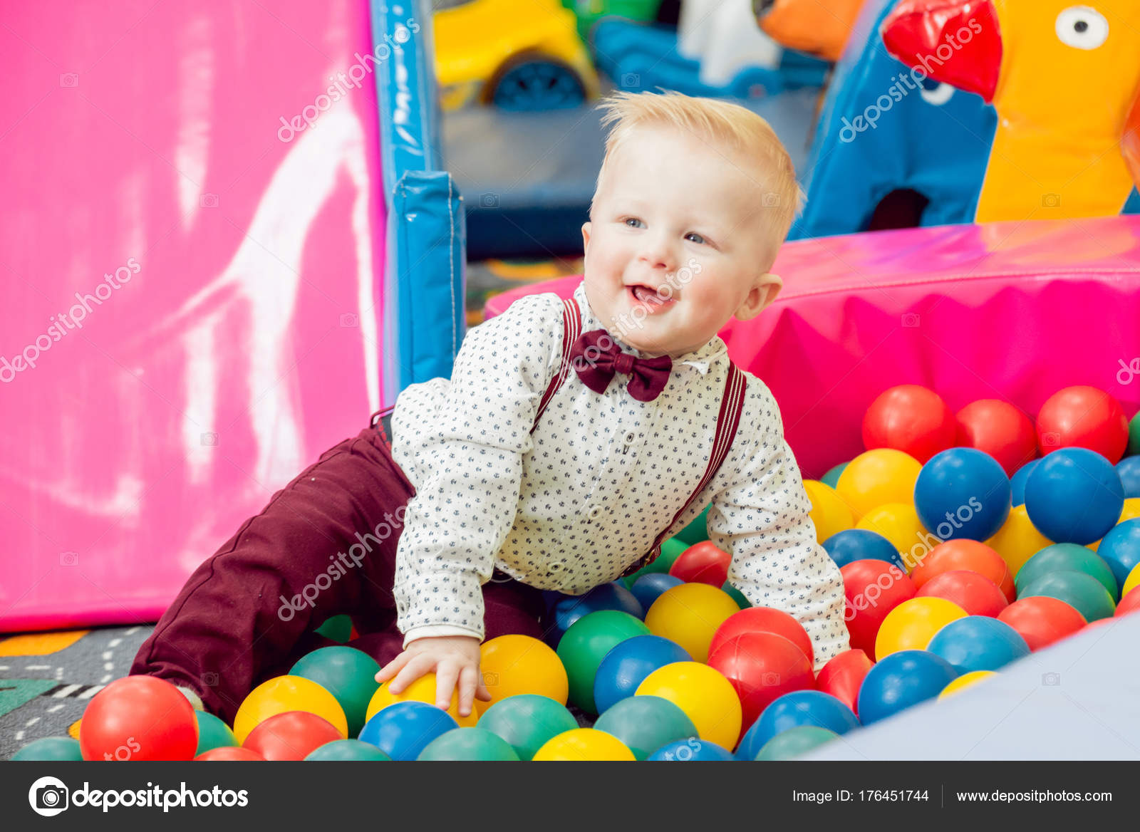 baby swimming pool with balls