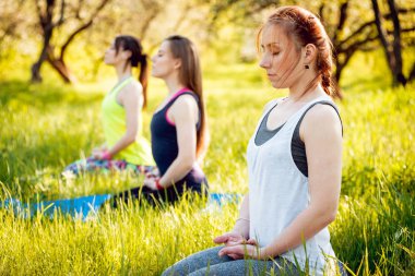 Pratik Yoga Park üç genç kız