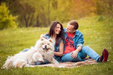 Parkta yürüyüş ve iyi vakit geçiriyorlardı onların köpek uyumak ile genç Çift