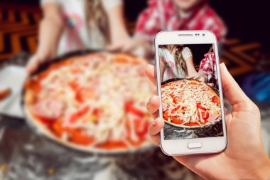 Çocuk arka plan üzerinde pizza yapmak.