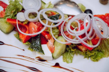 bir tabak taze sebze salatası