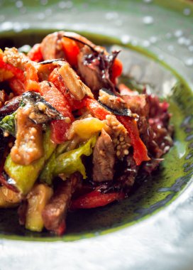 plaka üzerinde ızgara sebze salatası