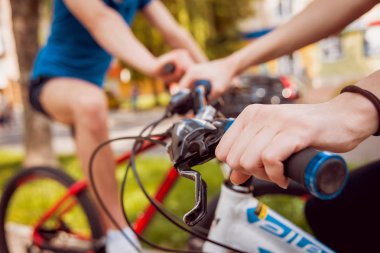 Genç çift yeşil Bisiklet lane güneşli bir günde Bisiklete binme