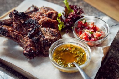 Çeşitli sauses ile ızgara kaburga