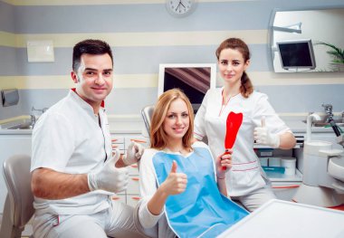 Beyaz olan kadın doktorlar diş ofisinde. Tıbbi donatımı.