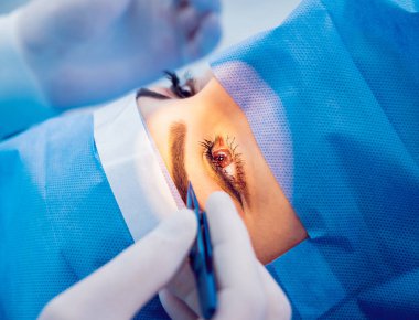 Genç kadın görüşünü göz doktoru ile kontrol. Tıbbi donatımı.