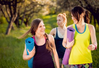 Pratik Yoga Park üç genç kız