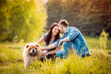 Parkta yürüyüş ve iyi vakit geçiriyorlardı onların köpek uyumak ile genç Çift