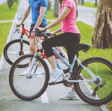 Genç çift yeşil Bisiklet lane güneşli bir günde Bisiklete binme