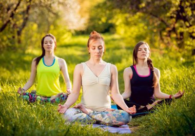 Pratik Yoga Park üç genç kız