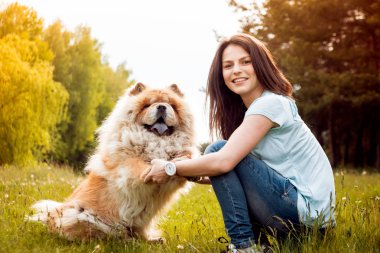 Onu köpek uyumak parkta yürüyüş ve iyi vakit geçiren genç esmer kızla