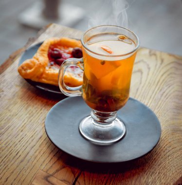 Sıcak bitkisel çay pasta ahşap tablo.