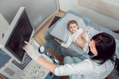 Kadın doktor ve küçük sarışın kız hasta. Ultrason cihazları. Tanılama. Ultrason.