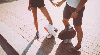 Şehir genelinde Segways sürme genç Çift