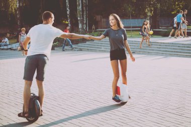 Şehir genelinde Segways sürme genç Çift