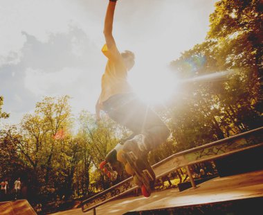 Genç silindir skatepark hileler yapıyor