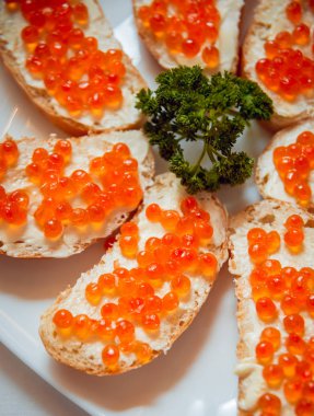 Sandviç plaka üzerinde kırmızı havyar ile.