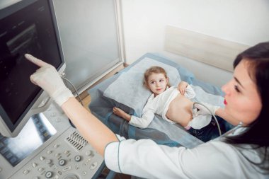 Kadın doktor ve küçük sarışın kız hasta. Ultrason cihazları. Tanılama. Ultrason.