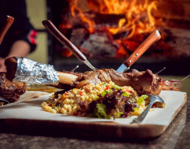 Açık ateş önce ahşap tepsileri etli hizmet pirinç