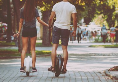 Şehir genelinde Segways sürme genç Çift