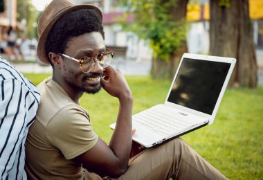 Afrikalı öğrenciler eğitim açık havada