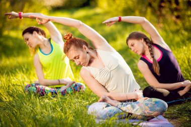 Pratik Yoga Park üç genç kız