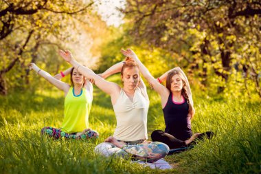 Pratik Yoga Park üç genç kız