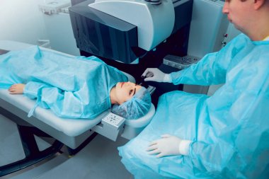 Genç kadın görüşünü göz doktoru ile kontrol. Tıbbi donatımı.