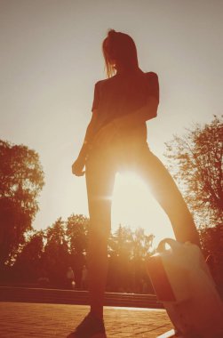 Genç beyaz kız parkta Segway tesisi.