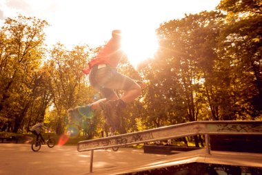 Genç silindir skatepark hileler yapıyor